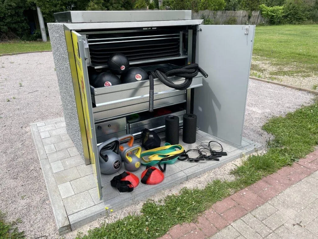 sportbox_offen-1644493246634 Solche Boxen soll es bald auf Sportplätzen der Region geben. Die Materialkiste lässt sich per App öffnen. Das Angebot ist gratis, Die «SportBox» wurde per Los an verschiedene Gemeinden vergeben.