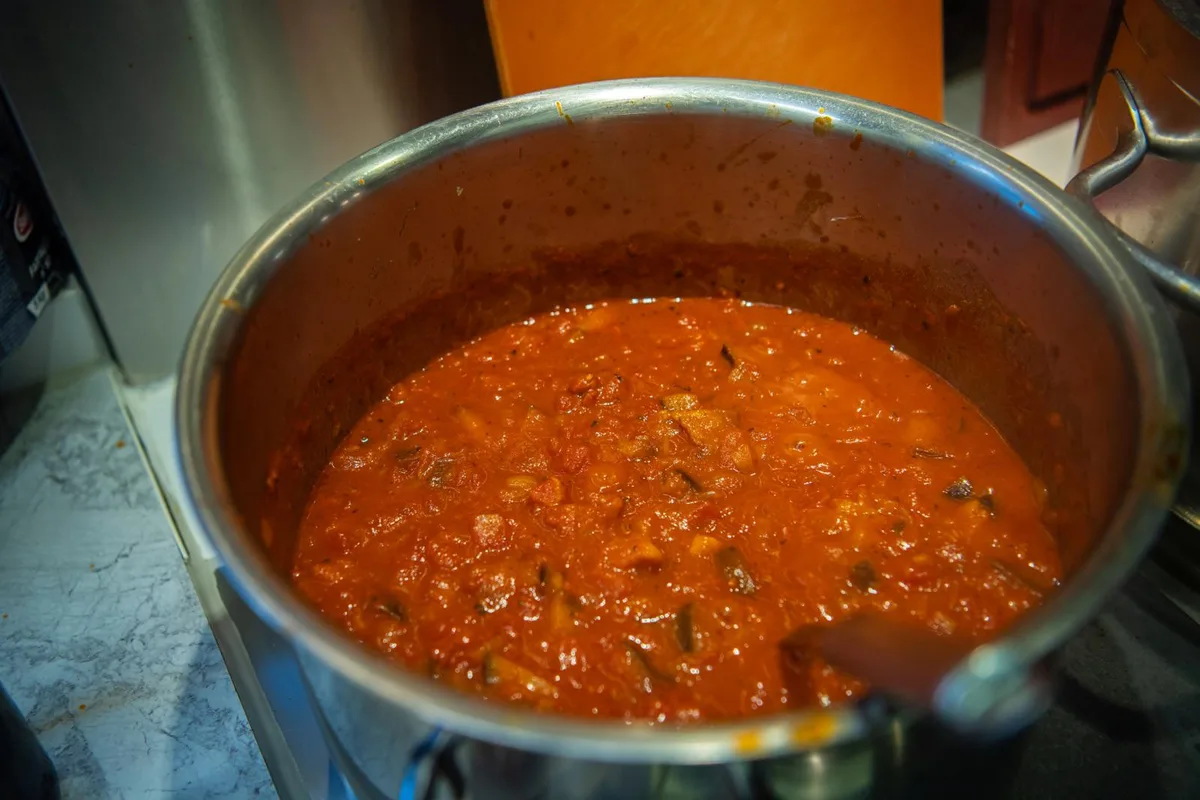 Blick in einen grossen Topf mit Tomatensauce.