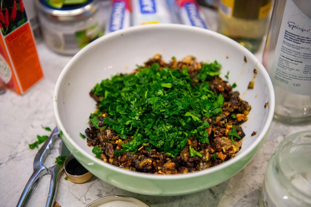 Pesto à la Toni mit frisch gehacktem Peterli. 