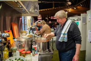 duebendorf_11022022_kochlanzendoerfer_sbo_12_preview Hat in seinem Leben Hunderte, wenn nicht Tausende Pastasaucen gekocht: Toni Lanzendörfer am Herd im Märtkafi., Eine gute Tomaten-Auberginen-Sauce macht man nicht eben mal schnell in ein paar Minuten., Es gibt ein Pesto à la Toni: Baumnüsse, Salbei, Zucchetti – im Ofen geröstet., Am Schluss gibts noch einen ordentlichen Schluck Olivenöl und frische Peterli ohne Fingerkuppen. , Dill zupfen für die Fotografin, während die Küchencrew im Hintergrund weiterwerkelt., Meistens beteiligt sich ein Vereinsmitglied mit einer eigenen Kreation. Dieses Lauchsauce hat Christa gekocht., Die Salatsauce ist Chefsache, das ist doch klar.