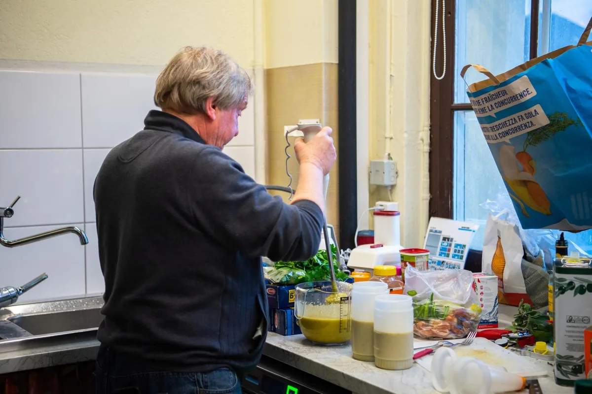Toni Lanzendörfer mixt die Salatsauce.