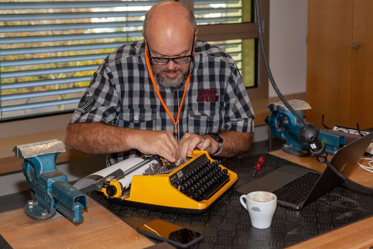 2019-11-02-_mg_0957 Im Repair Café Tösstal werden defekte Dinge kostenlos repariert., Durch die Reparaturen soll der Verschwendung natürlicher Ressourcen entgegengewirkt werden. Die Nachfrage ist gross. , Oft ist das Repair Café die letzte Hoffnung für bedeutsame, aber defekte Gegenstände., Das Motto lautet: «Reparieren statt entsorgen». So soll der Problematik der Wegwerfgesellschaft entgegengewirkt werden., Ob die Maschine noch einen Puls hat? Mission Wiederbelebung hat oberste Priorität.