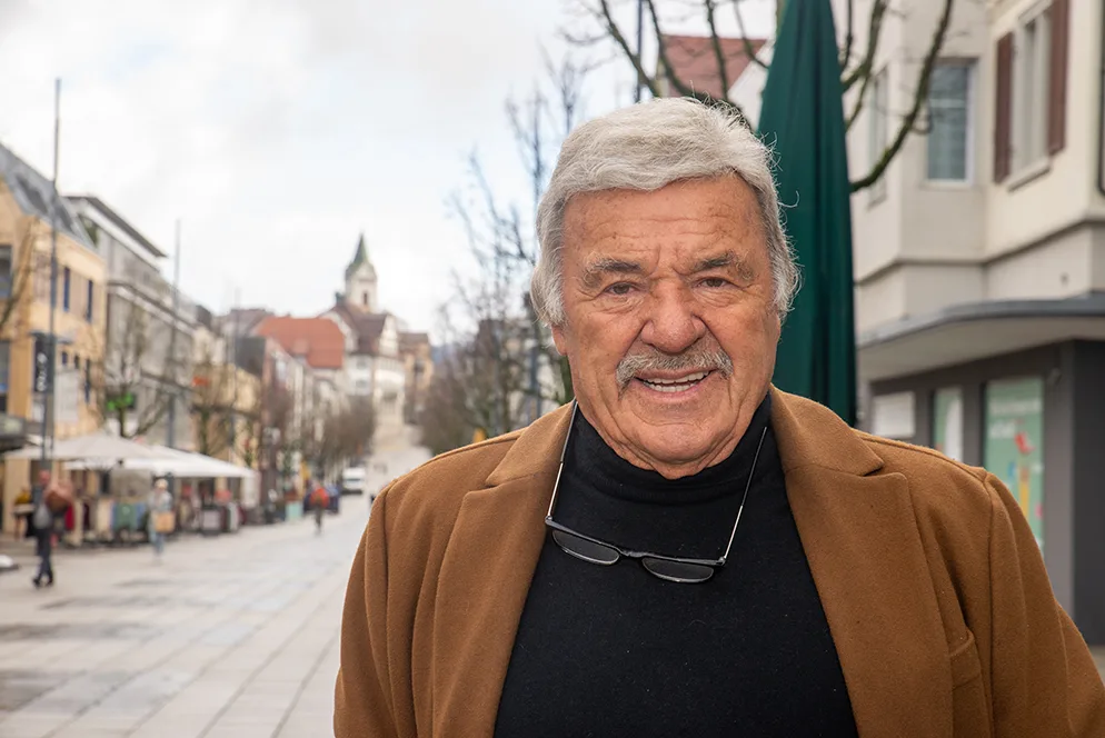 dsc_9000 Olympia-Gold und Schauspielerei: Hausi Leutenegger kann auf ein bewegtes Leben zurückblicken., Mit seiner Heimat Bichelsee ist er bis heute eng verbunden. So auch mit der Raiffeisenbank am Bichelsee., Diese ehrte ihn 2020 im Rahmen seines 80. Geburtstags.