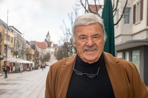 dsc_9000 Olympia-Gold und Schauspielerei: Hausi Leutenegger kann auf ein bewegtes Leben zurückblicken., Mit seiner Heimat Bichelsee ist er bis heute eng verbunden. So auch mit der Raiffeisenbank am Bichelsee., Diese ehrte ihn 2020 im Rahmen seines 80. Geburtstags.