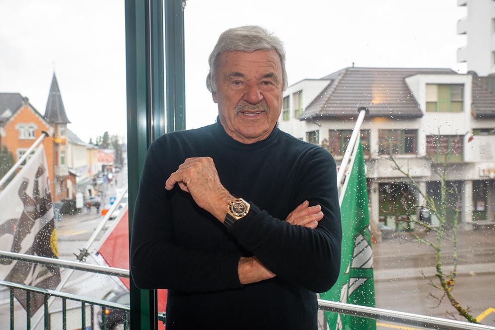 Auf dem Foto sieht man Hausi Leutenegger, der vor einem Fenster steht.