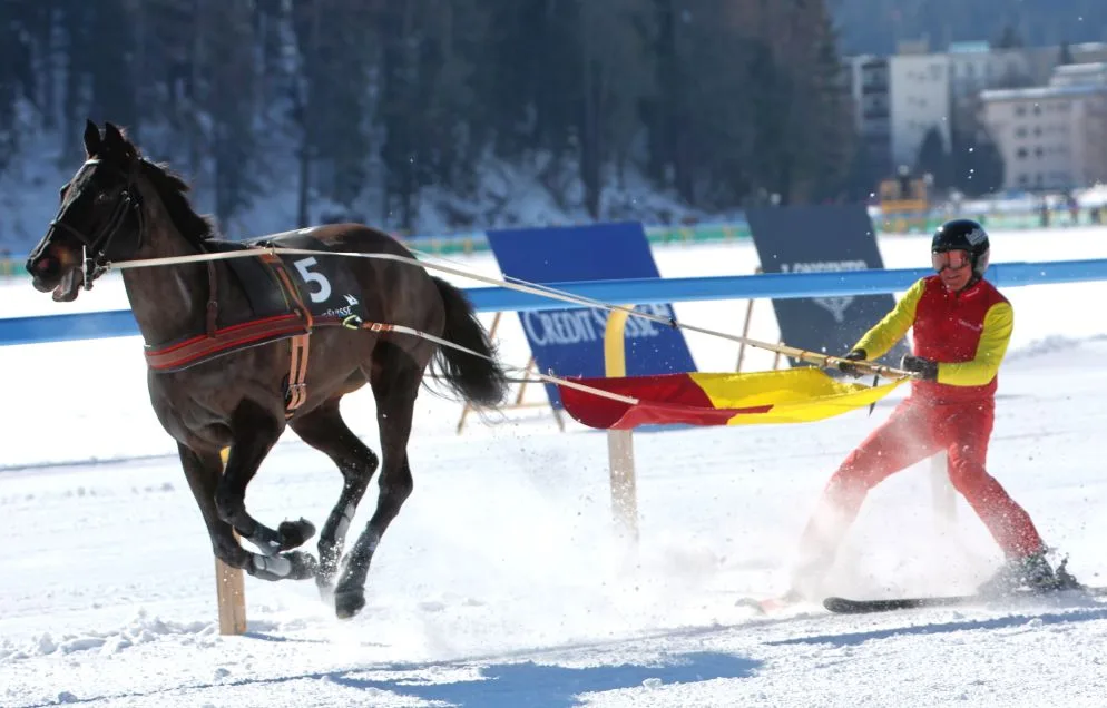 jakob-broger-whiteturf Stute Vienna Woods zog Jakob Broger im Skikjöring-Rennen zum Sieg., Carina Schneider (ganz links) setzte sich mit Wallach Heloagain durch.