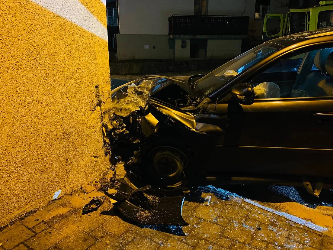 unfall-schalchen-selbstunfall-feuerwehr-tww-1 Aus noch ungeklärten Gründen kollidierte ein Auto mit einer Hausecke., Der Mitfahrer wurde beim Unfall leicht verletzt., Die Feuerwehr TWW stand im Einsatz, um ausgetretene Flüssigkeiten zu entfernen.