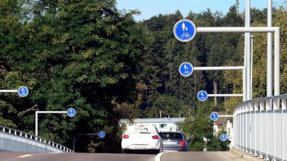 schilderwald-illnau-effretikon-sbb-bruecke Die 17 Schilder auf der SBB-Brücke in Effretikon werden in den nächsten zwei Wochen entfernt.