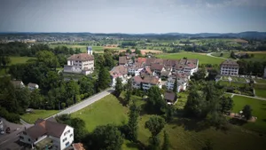 grueningen-label-schoenste-doerfer-der-schweiz Seit Februar ist Grüningen Mitglied im Verein «Die schönsten Dörfer der Schweiz»., Vereinspräsident Kevin Quattropani und Gemeindepräsident Carlo Wiedmer mit der Fahne des Vereins., Die Brücke von Stararchitekt Santiago Calatrava wird dereinst das «Stedtli» autofrei machen.