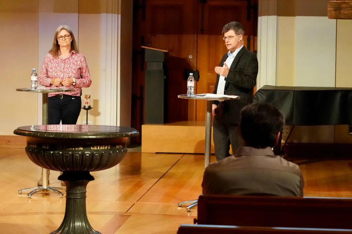 podiumschulpraesidium_gossau_4_mav Andrea Hadorn-Stuker (links) und Patrick Umbach (Die Mitte) kandidieren für das Gossauer Schulpräsidium.
