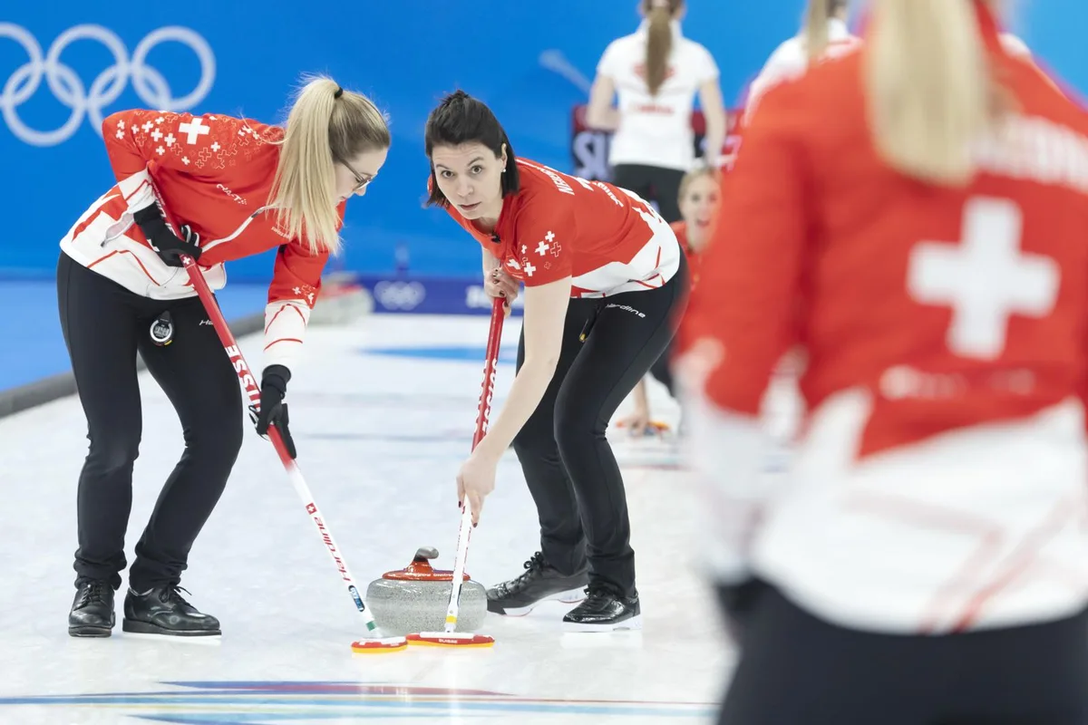 20220213082209493_preview Esther Neuenschwander und die Schweizer Curlerinnen sind auf Medaillenkurs., Die Gockhauserin hat auf der Second-Position die besten Werte im ganzen Feld., Das Schweizer Quartett fühlt sich trotz speziellen Umständen wohl.