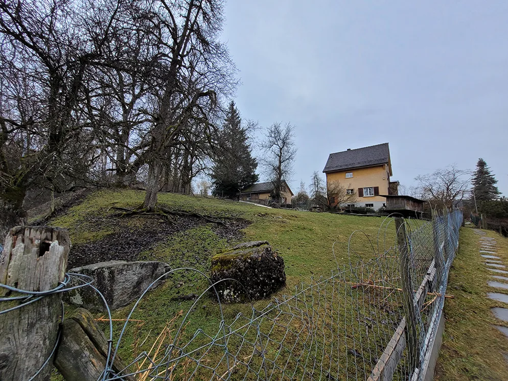 ehrikon-parzelle124-sko-4 Die Parzelle 124 in Ehrikon soll verkauft werden., Auf dem Grundstück stehen zurzeit ein Einfamilienhaus und eine Garage., Die Fläche beträgt insgesamt 3248 Quadratmeter.