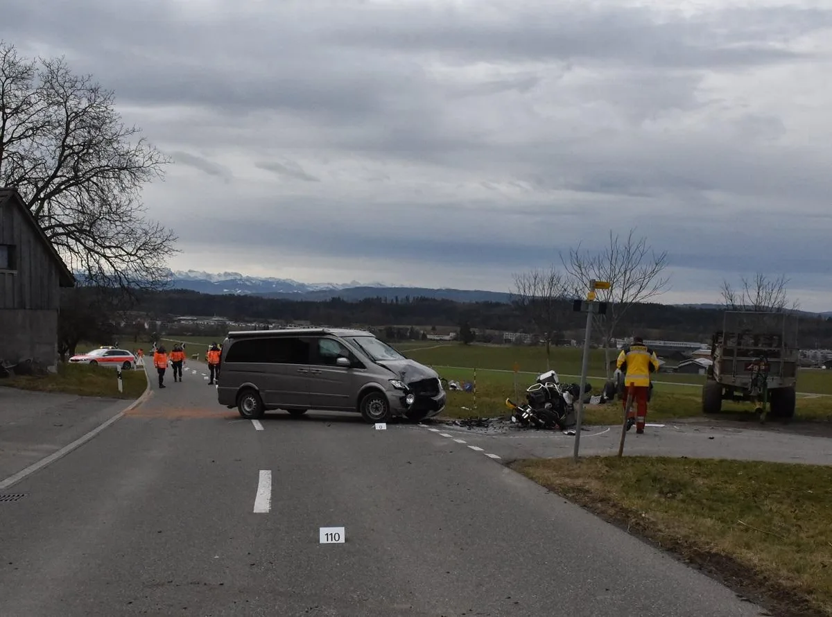 unfall-fehraltorf Ein Motorradlenker und seine Mitfahrerin sind bei diesem Unfall beim Weiler Reitenbach schwer verletzt worden.