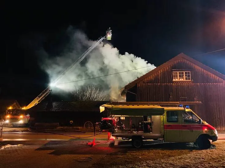 kaminbrand-au-wila-2 Ablagerungen in einem Kamin haben in Au Feuer gefangen., Das sorgte für eine starke Rauchentwicklung., 26 Feuerwehrangehörige standen etwa zwei Stunden im Einsatz.