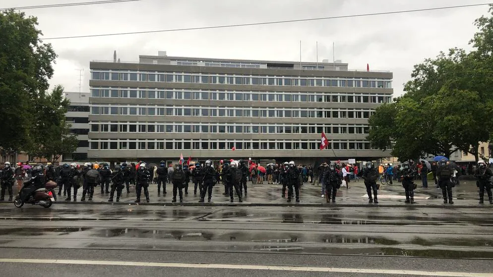 Kundgebung der Massnahmenkritiker auf dem Zürcher Helvetiaplatz, Polizisten riegeln den Zugang zur Demonstration ab.