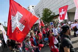 menge_6_preview In Uster haben die Massnahmengegner demonstriert, in Dübendorf politisieren sie., «Aufrecht»-Präsident Patrick Jetzer lässt sich politisch nicht leicht einordnen. , Im August 2020 demonstrierten 1000 Personen in Zürich gegen die Corona-Massnahmen – organisiert wurde die Kundgebung von Jetzer.