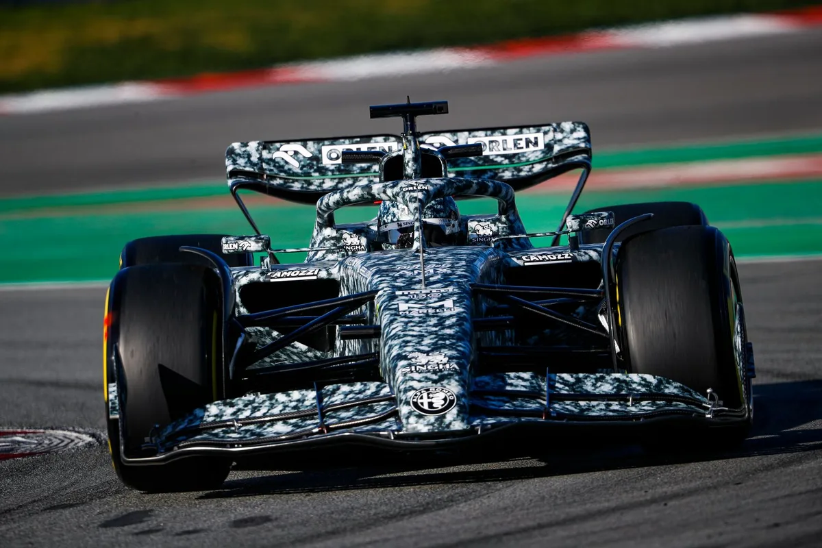 Der neue C42 in Tarnfarbe., Der Sauber-Bolide wird erst am Sonntag in seiner offiziellen Lackierung präsentiert., In Barcelona testet das Team den C42 deshalb in einer ungewohnten Bemalung., Robert Kubica eröffnete die Tests für die Hinwiler., Am Nachmittag kam auch Valtteri Bottas (rechts) zum Zug.