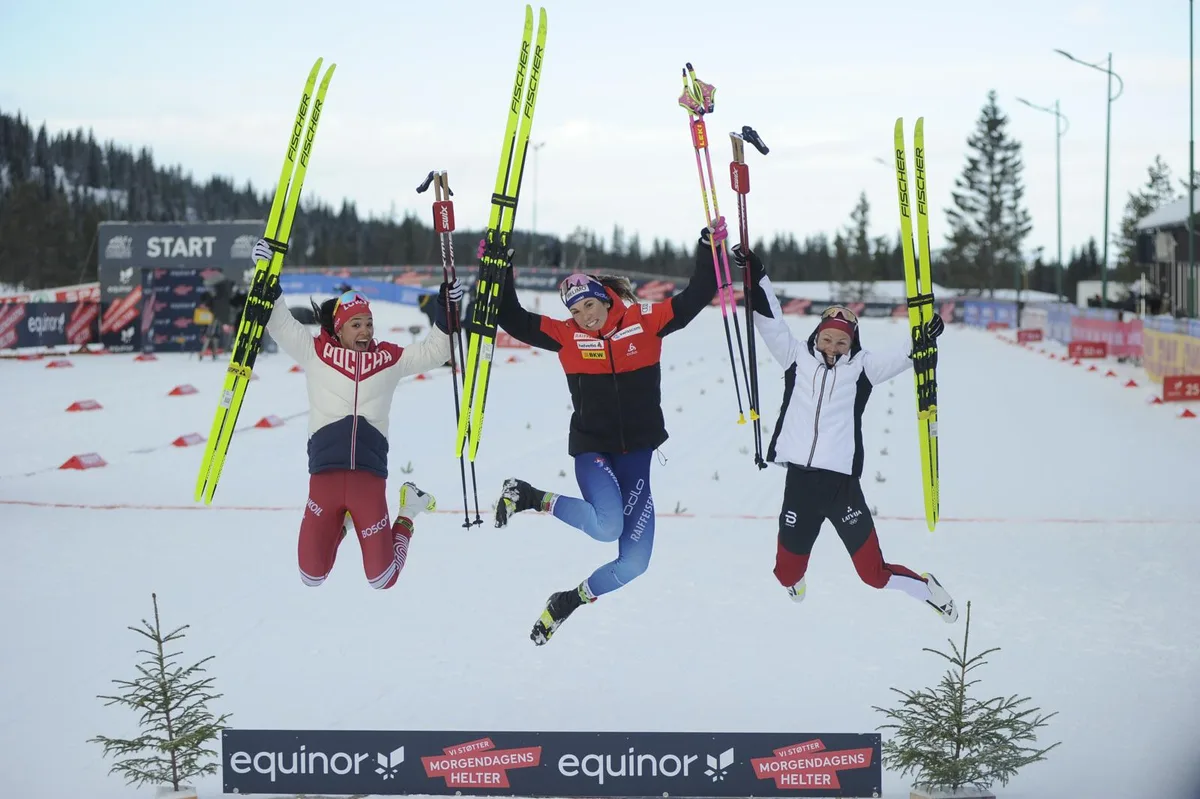 Jubelsprünge: Anja Weber (Mitte) ist U23-Weltmeisterin., Über 10 km klassisch war die 20-jährige Hinwilerin im norwegischen Lygna nicht zu bezwingen. , Als «unglaublich» bezeichnete Weber ihren Erfolg im Siegerinterview., Weber (Mitte) verwies die Lettin Patricija Eiduka (links) und Veronika Stepanova aus Russland auf die Plätze.