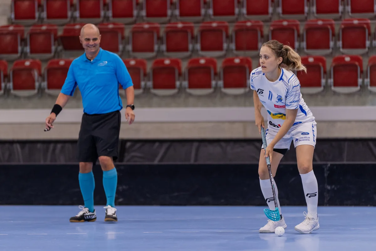 Marcel Siegfried ist der älteste Unihockey-Schiedsrichter der Schweiz., Der Volketswiler (rechts) leitet zusammen mit Ralph Keel am Samstag den Cup-Final der Frauen.