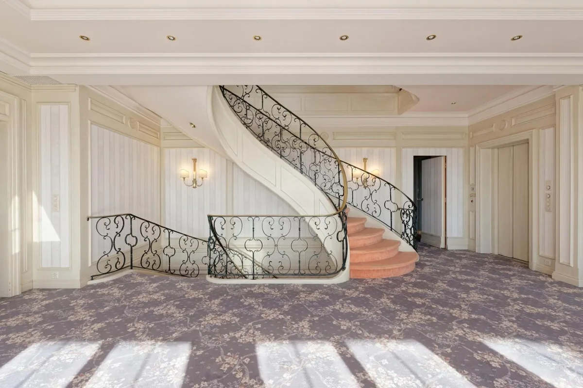 Eine Wendeltreppe im Innern der Villa.