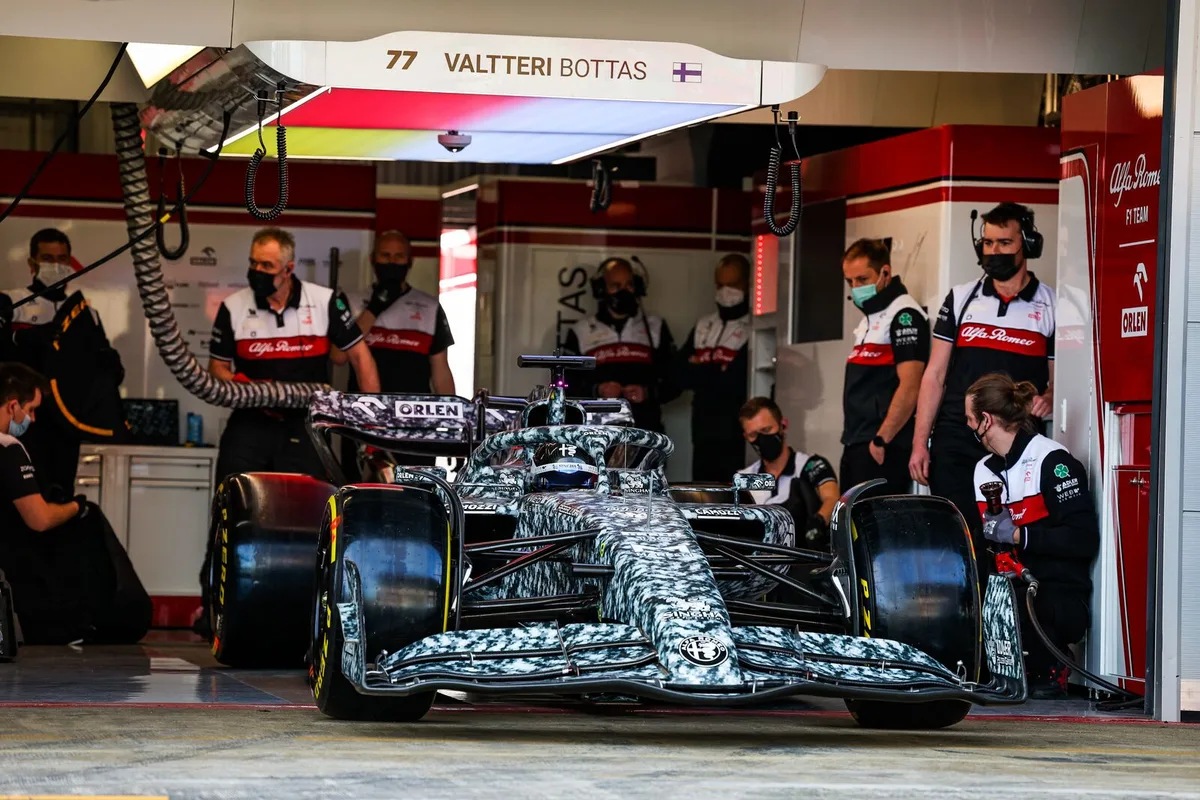Zu oft gesehenes Bild an den ersten Tests: Der C42 in der Garage., Valtteri Bottas machte trotz den Problemen auf Zuversicht.