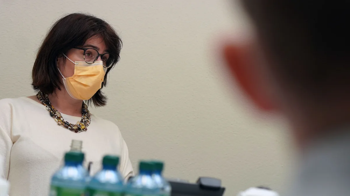 Eine Frau mit Schutzmaske. Es ist die Greifenseer Gemeindepräsidentin Monika Keller. 
