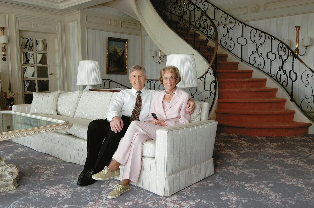 Robert und Ruth Heuberger sitzen auf einem grossen Sofa.