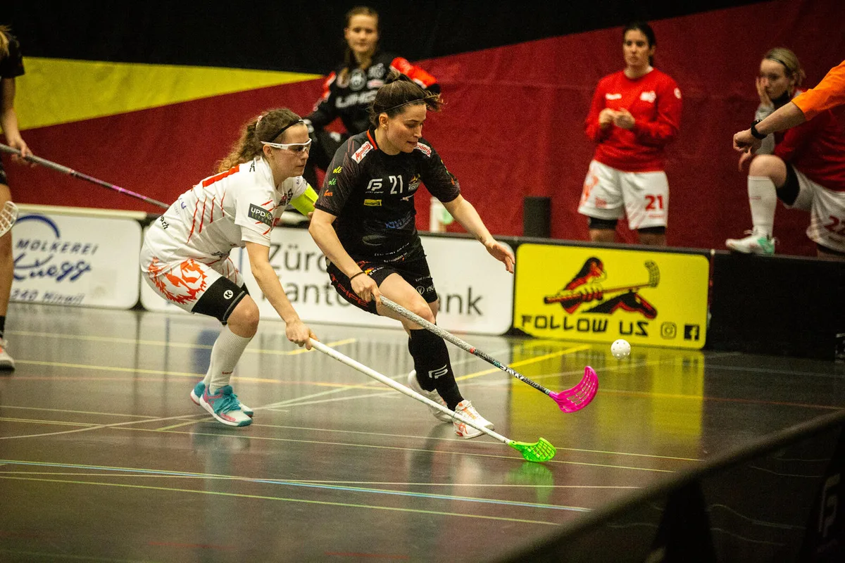 51880591665_71578e6f88_k Enges Duell: Annina Faisst (rechts) und die Floorball Riders mussten sich Frauenfeld geschlagen geben.