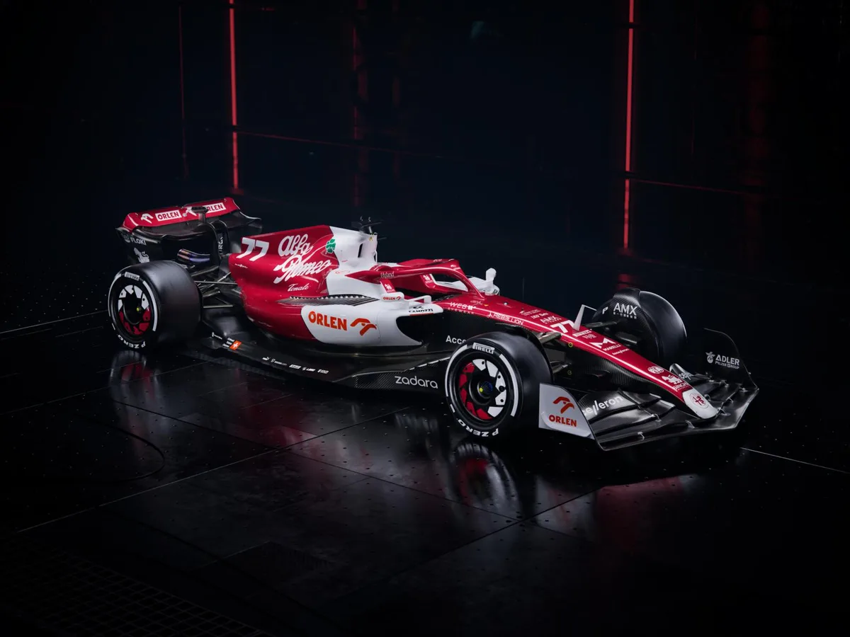 c42_front_right_8000x6000_300dpi_preview Das ist der neue Dienstwagen von Valtteri Bottas., Der C42-Ferrari von vorne..., ...von hinten..., ...von der Seite..., ...und von oben., Der routinierte Finne Valtteri Bottas (rechts) und GP-Neuling Guanyu Zhou aus China bilden das neue Fahrerduo.