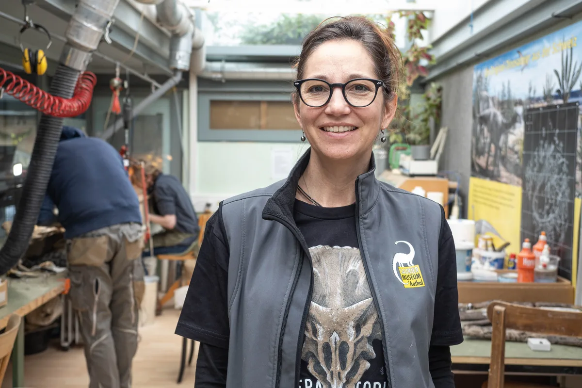 22022022-sauriermuseum-willard-agy-15 Yolanda Schicker-Siber präpariert mit ihrem Team den Triceratops Willard.