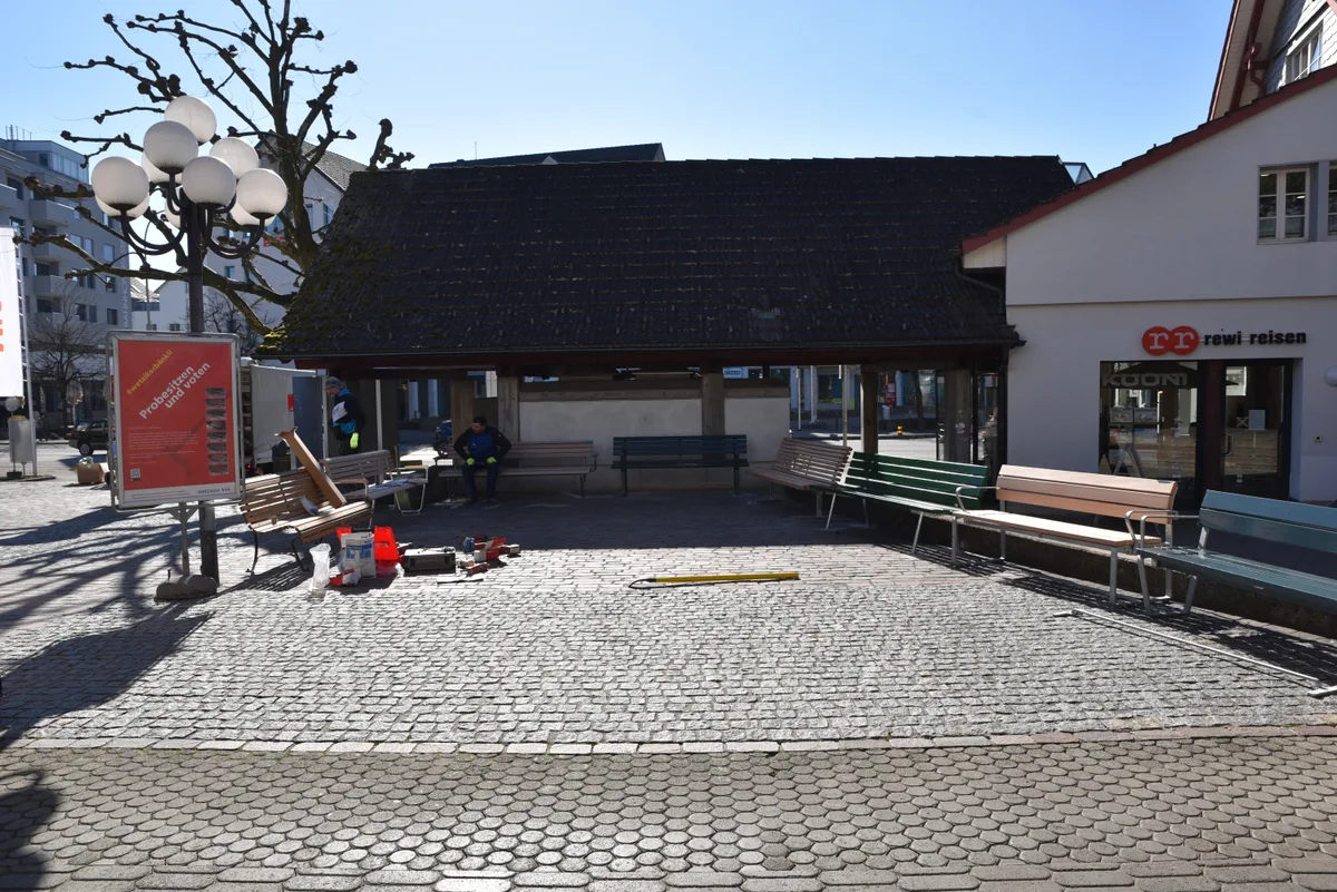 med_info_14_2022_02_28_neue_wetziker_sitzbank Wo sitzt es sich am besten? Die Bänke vor dem Oberland Märt in Wetzikon.