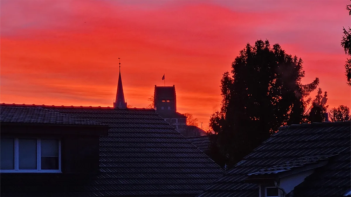 kaspar_landert_aus_uster_das_schloss_uster_bei_sonnenaufgang Platz 1 mit 94 Stimmen: Das Schloss Uster im Sonnenaufgang, Platz 2 mit 90 Stimmen: Eindrückliche Lichtstimmung über dem Gerbel bei Herschmettlen, Platz 3 mit 26 Stimmen: Der Bachtel in den Abendstunden, Platz 4 mit 23 Stimmen: Wasserfall am Ende vom Wildbach Tobel, Ebenfalls auf Platz 4 mit 23 Stimmen: «Skydiving» am Pfäffikersee