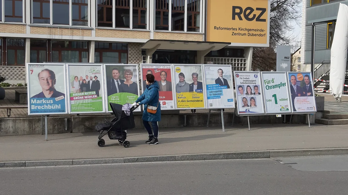 https-zueriost-ch-sites-default-files-media-2022-03-02-20220224_141737-jpg Die Plakate vor dem ReZ machen klar: Es sind Wahlen. Im Innern wird heute um Stimmen gekämpft.