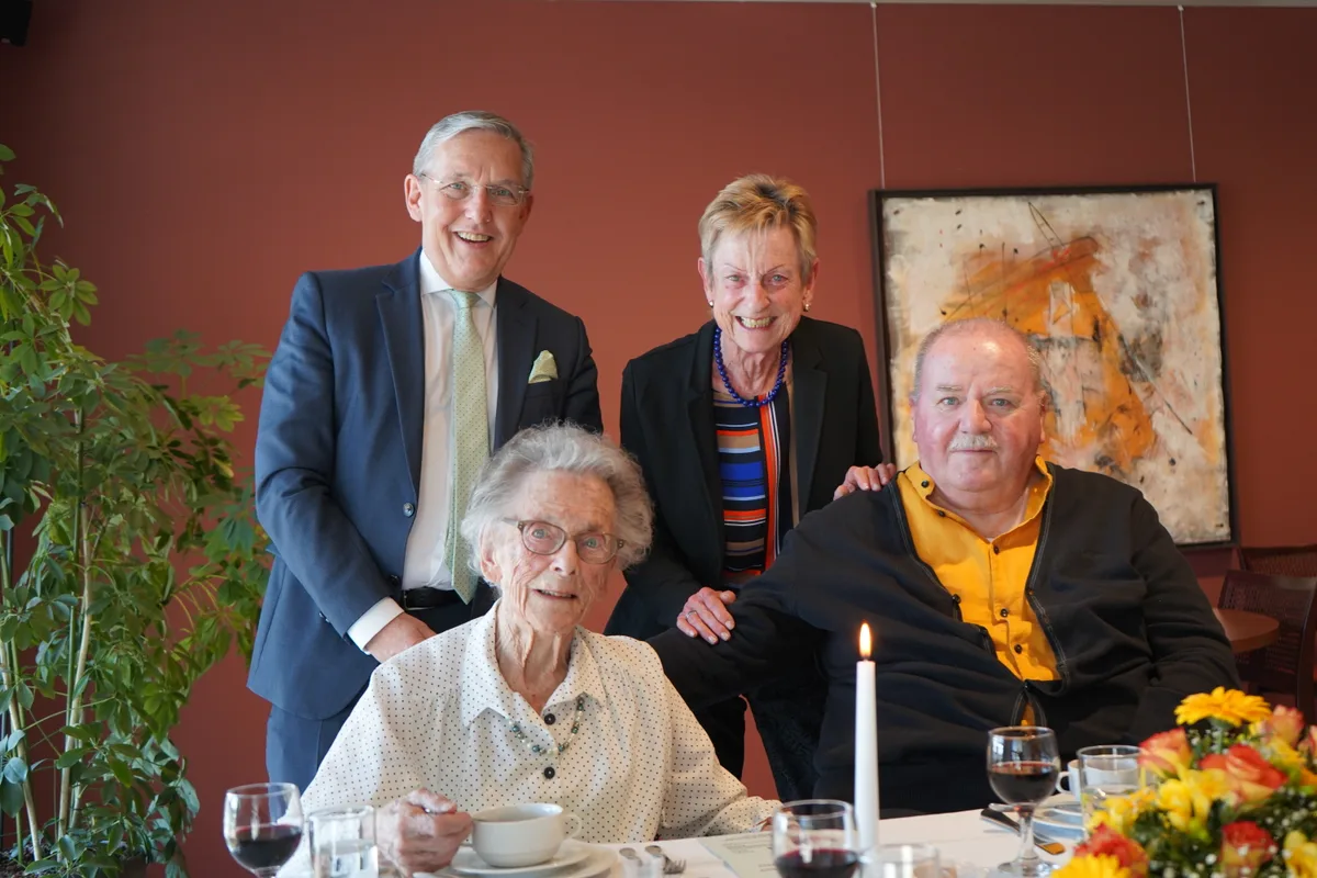 (Von links) Gemeindepräsident Peter Luginbühl, Alice Häberli, ihre Tochter Verena Häberli-Merk und Schwiegersohn., Alice Häberli will auch ihren nächsten Geburtstag noch im Altersheim Sandbüel in Tann feiern.
