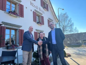 https-zueriost-ch-sites-default-files-media-2022-03-03-rossli_handschlag_1-jpg Gratulation per Handschlag: Stadtrat Marco Nuzzi (l.) beglückwünscht Neupächter Rainer Hoffer und dessen Frau.