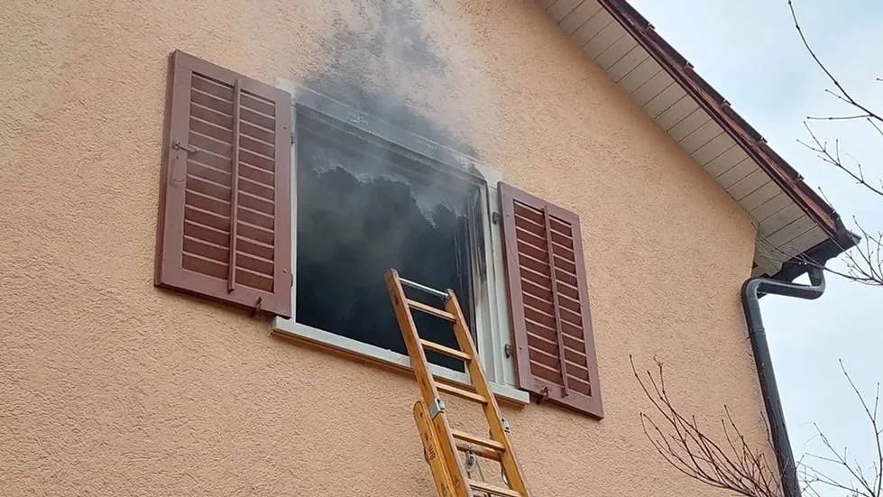 https-zueriost-ch-sites-default-files-media-2022-03-03-zimmebrand-dillhaus-feuerwehr-bauma-jpg In Dillhaus brannte am Mittwoch ein Zimmer. Die Feuerwehr Bauma musste ausrücken., Der Einsatz dauerte rund drei Stunden.
