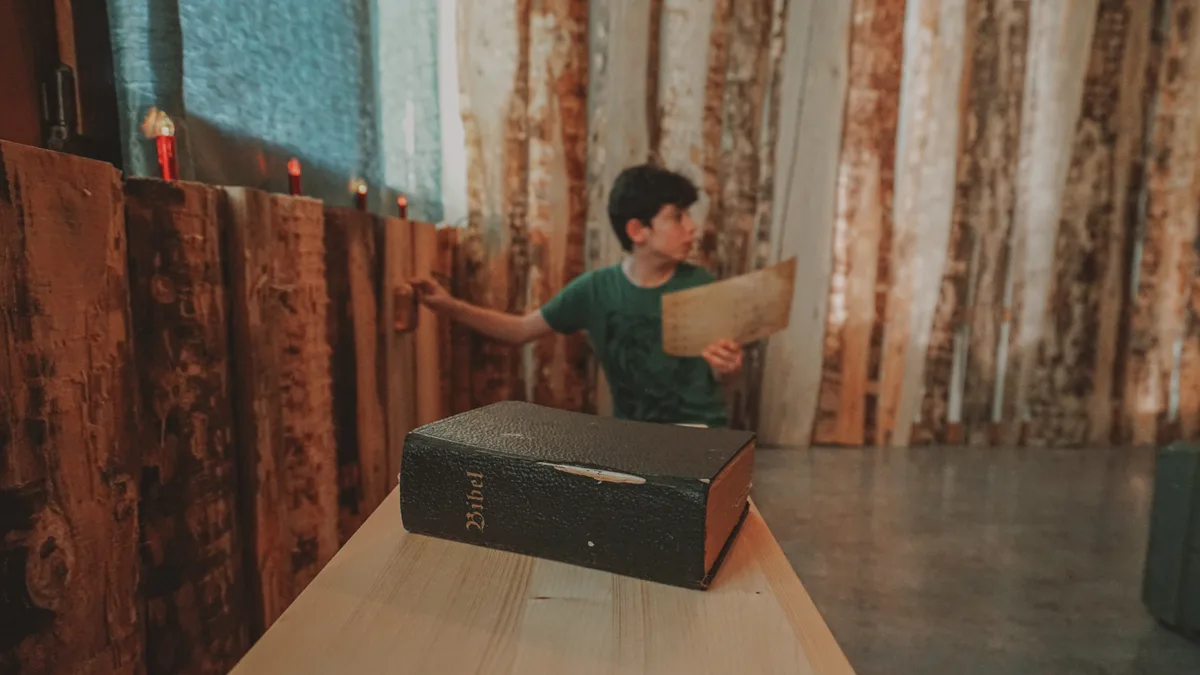 https-zueriost-ch-sites-default-files-media-2022-03-05-dsc03202-jpg Die Kinder sollen die Inhalte der Bibel nicht einfach durch Lesen kennenlernen, sondern spielerisch entdecken., Dafür wurde unter anderem ein Escape Room eingerichtet., Das OK des Projektes freut sich auf dessen Start.