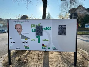 https-zueriost-ch-sites-default-files-media-2022-03-07-1-jpg Die zerstörten Plakate mit «Unterschrift»., Absender: Juso Zürcher Oberland.