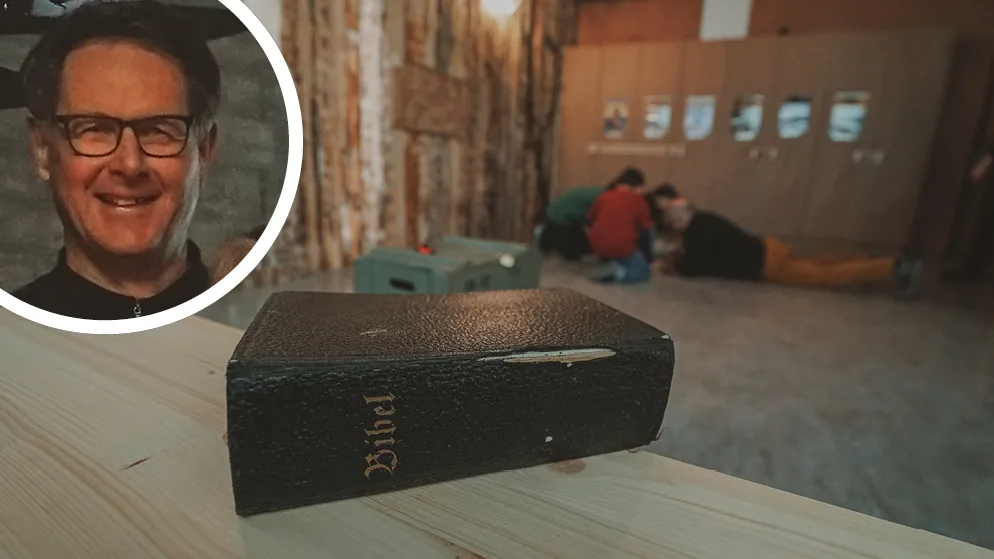 https-zueriost-ch-sites-default-files-media-2022-03-07-20220307-bildkombo-kirche-escape-room-jpg Der Pfarrer Matthias Blum sagt, dass die Bibel nicht nur eine Lehre, sondern etwas zum Erleben sein soll.