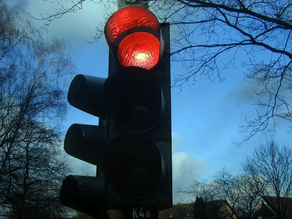 https-zueriost-ch-sites-default-files-media-2022-03-07-bauarbeiten-aathalstrasse-uster-jpg Während den Bauarbeiten wird der Verkehr mit Lichtsignalen einspurig an der Baustelle vorbeigeführt.