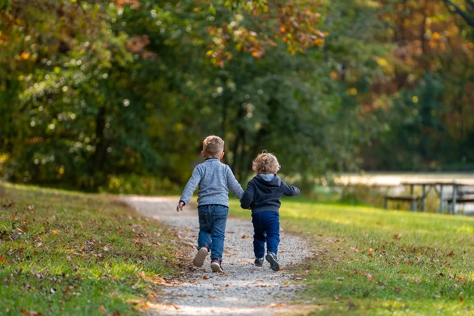 https-zueriost-ch-sites-default-files-media-2022-03-07-unicef-fehraltorf-kinderfreundliche-gemeinde-2-jpg Kinderfreundlichkeit umfasst die Rechte der Kinder auf Schutz, Förderung, Gleichbehandlung und Anhörung., Bettina Junker, Verena Hubmann, Carmen Evangelisti, Mario Costini, Simone Valdivia und Peter Fankhauser bei der Label-Übergabe.