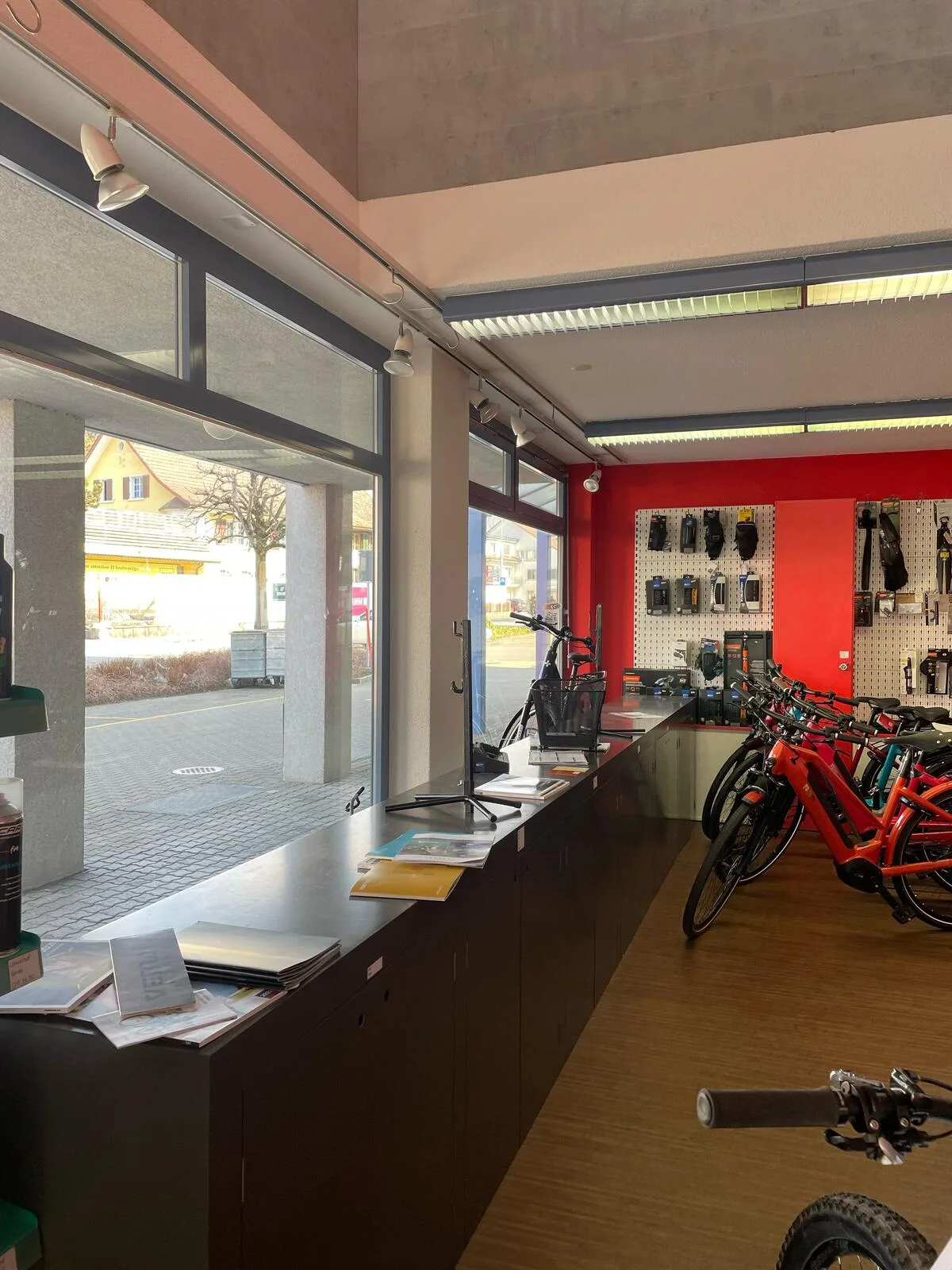 https-zueriost-ch-sites-default-files-media-2022-03-07-velogeschaeft-merkli-einbruch-wetzikon-1_0-jpg Leere im Schaufenster: Diebe haben sechs Fahrräder bei Merkli 2-Rad in Wetzikon geklaut., Darunter sind vier teure E-Mountainbikes. , Die Einbrecher haben die Türe aufgebrochen.