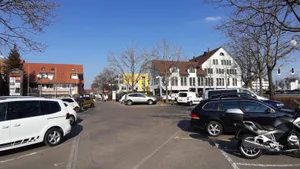 https-zueriost-ch-sites-default-files-media-2022-03-08-20220307_150827_preview-jpg Den Adlerplatz mit Autos zuzustellen, sei eine Verschwendung, finden die Befürworter., Der Adlerpark sei viel zu klein und schlecht gelegen, finden die Gegner., Ein Bekannter des Postulanten Thomas Maier hat eine mögliche Projektidee skizziert (rechts im Bild die Zürichstrasse).