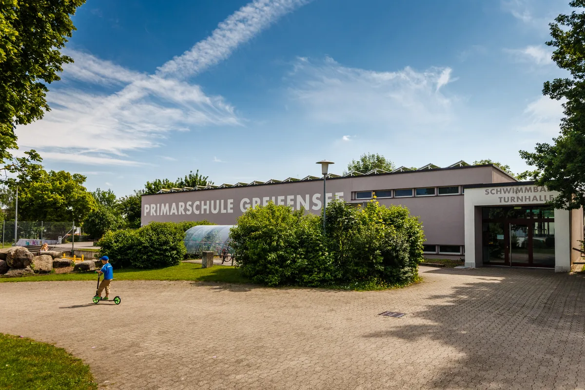 https-zueriost-ch-sites-default-files-media-2022-03-09-greifensee_primarschule_naz-8-jpg Soll bald für fast 2 Millionen Franken erweitert werden: Die Primarschule Breiti in Greifensee.