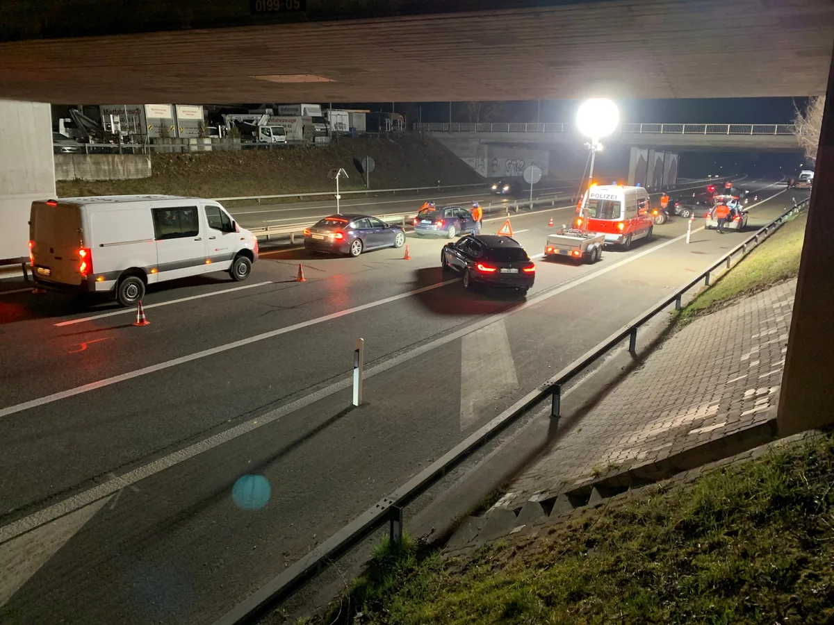 https-zueriost-ch-sites-default-files-media-2022-03-09-polizeikontrolle-jpg Drei Personen verzeigt: Die Kantonspolizei hat auf der A15 eine mehrstündige Kontrolle durchgeführt.