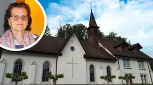 https-zueriost-ch-sites-default-files-media-2022-03-10-alina-agrella-sakristanin-katholische-kirche-kollbrunn-jpg Alina Agrella spricht nicht gerne über ihr Alter. Doch nach 50 Jahren Dienst in der Kirche geht sie Ende April in Pension., Die Sakristei war ein wichtiger Arbeitsort für Agrella. Hier musste stets Ordnung herrschen., Für die Dekoration in der Kirche war die Sakristanin ebenfalls zuständig. Aktuell fehlen jedoch die Blumen, es ist Fastenzeit.
