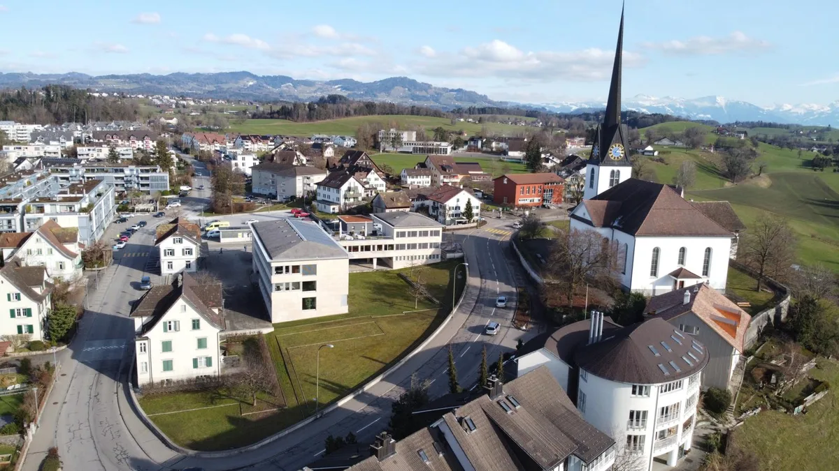 https-zueriost-ch-sites-default-files-media-2022-03-10-gossau_fruehling_kirche_gemeindehaus_flugaufnahme_sgr_preview-jpg Positive Bilanz für Gemeinde Gossau: Trotz Corona sind die Zahlen schwarz.