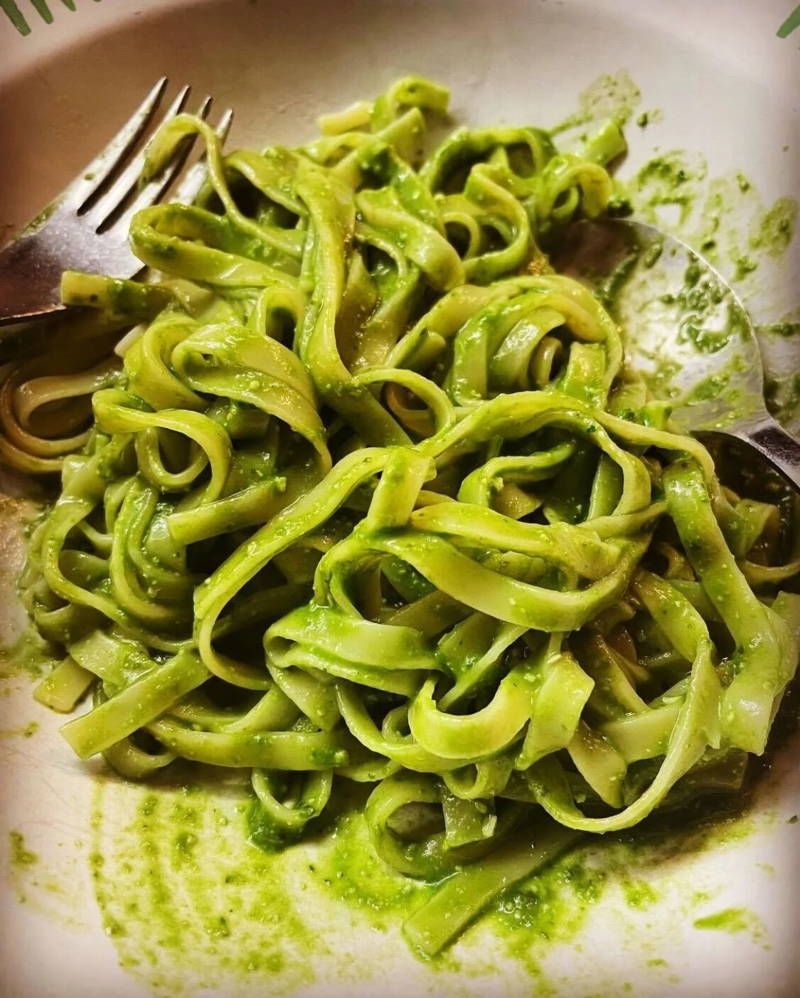 Pesto muss nicht zwingend aus dem Glas kommen. Selbstgemacht schmeckt meistens am besten.