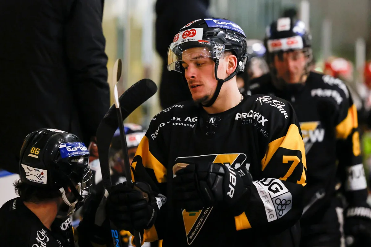https-zueriost-ch-sites-default-files-media-2022-03-10-sport_04122021_ehwetzikon_crm_04_preview-jpg Lange Gesichter: Denis Vrabec und der EHC Wetzikon stehen im Playoff-Final nun mit dem Rücken zur Wand.