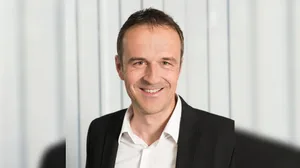 https-zueriost-ch-sites-default-files-media-2022-03-11-neues_projekt_5-jpg Gemeinderat Bruno Schaerli (Aktion G) hat das Bauprojekt zum Schulhaus Breiti von Beginn an unter sich.